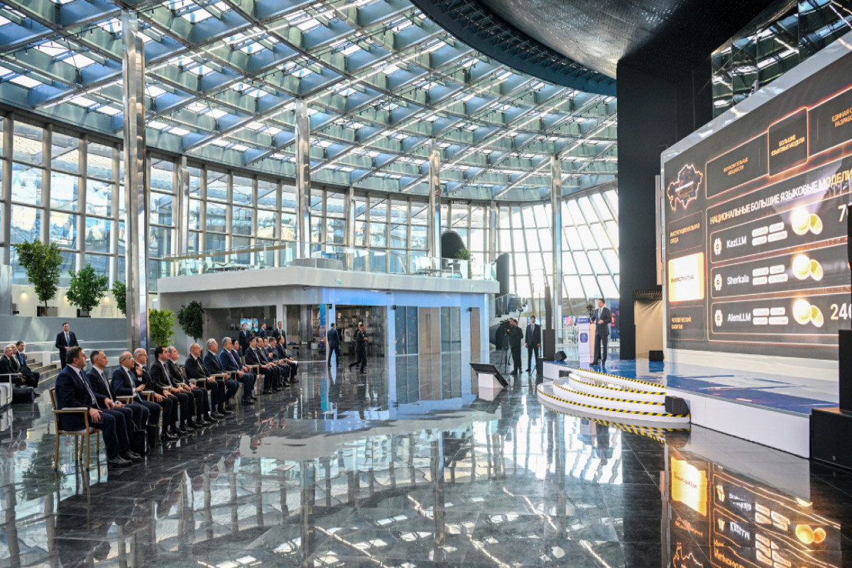 Astana : Les présidents Aliyev et Tokaïev visitent le Centre international d’IA « Alem.ai »