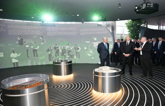 Astana : Les présidents Aliyev et Tokaïev visitent le Centre international d’IA « Alem.ai »