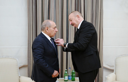 Le président Ilham Aliyev remet l’Ordre « Istiqlal » à Yagoub Eyyoubov
