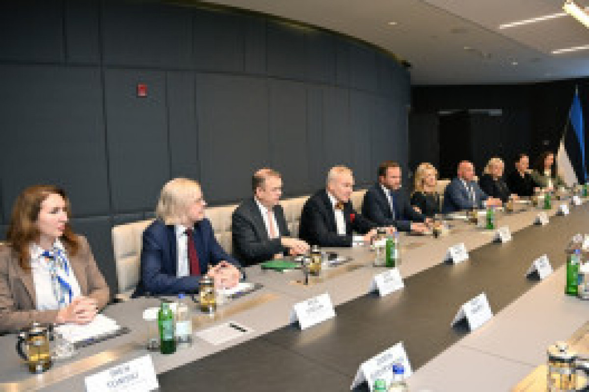 L'Azerbaïdjan et l'Estonie discutent du développement de leur coopération économique et de leur participation à des projets au Karabagh