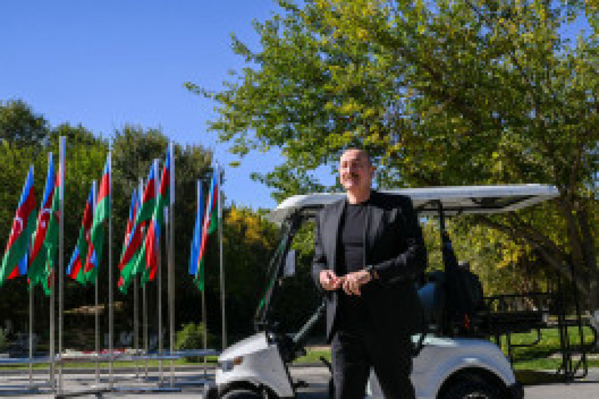 Le président azerbaïdjanais présente les clés des appartements aux habitants du village d’Horovlou