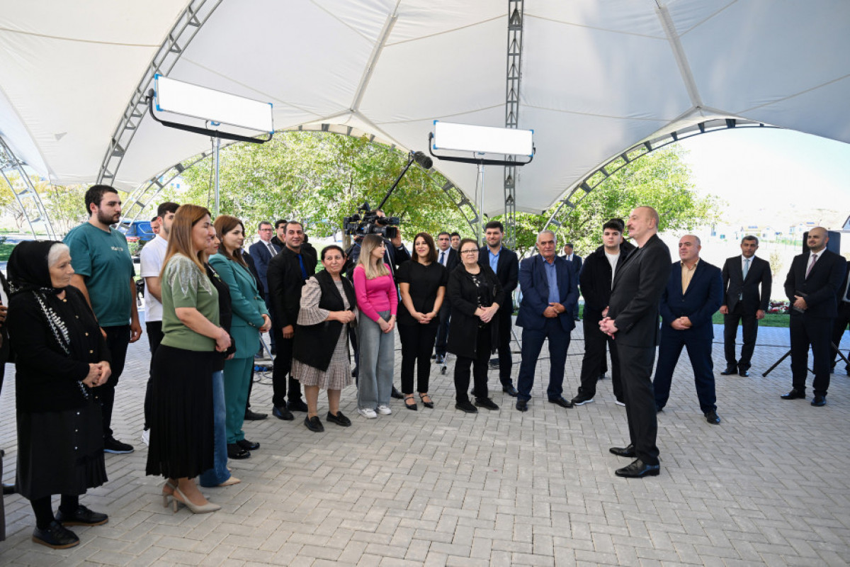 Le président azerbaïdjanais présente les clés des appartements aux habitants du village d’Horovlou