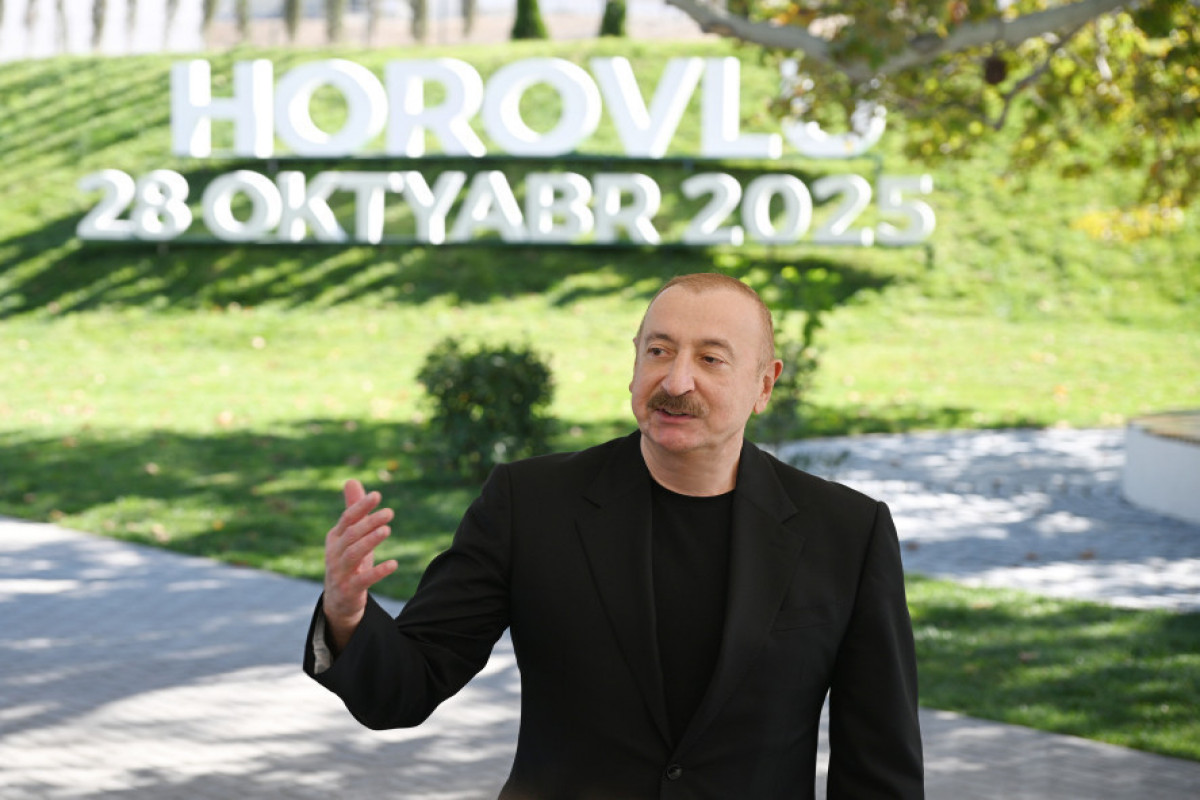 Le président azerbaïdjanais présente les clés des appartements aux habitants du village d’Horovlou