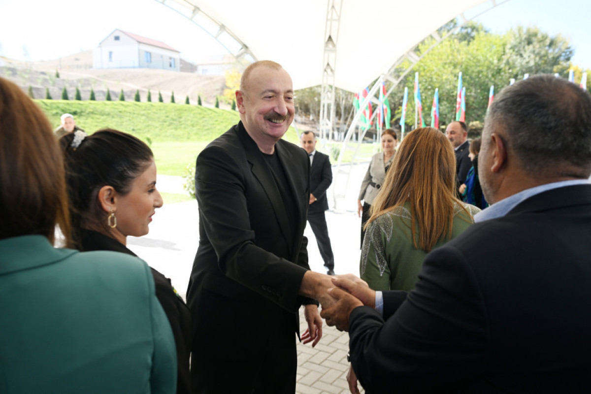 Le président azerbaïdjanais présente les clés des appartements aux habitants du village d’Horovlou