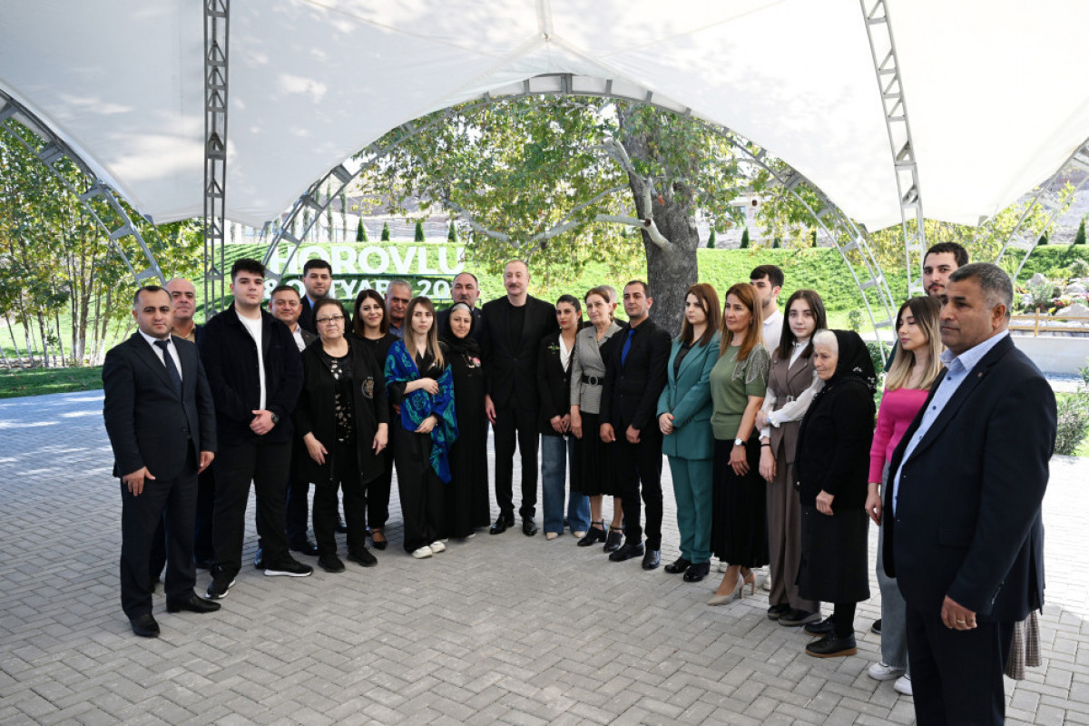 Le président azerbaïdjanais présente les clés des appartements aux habitants du village d’Horovlou