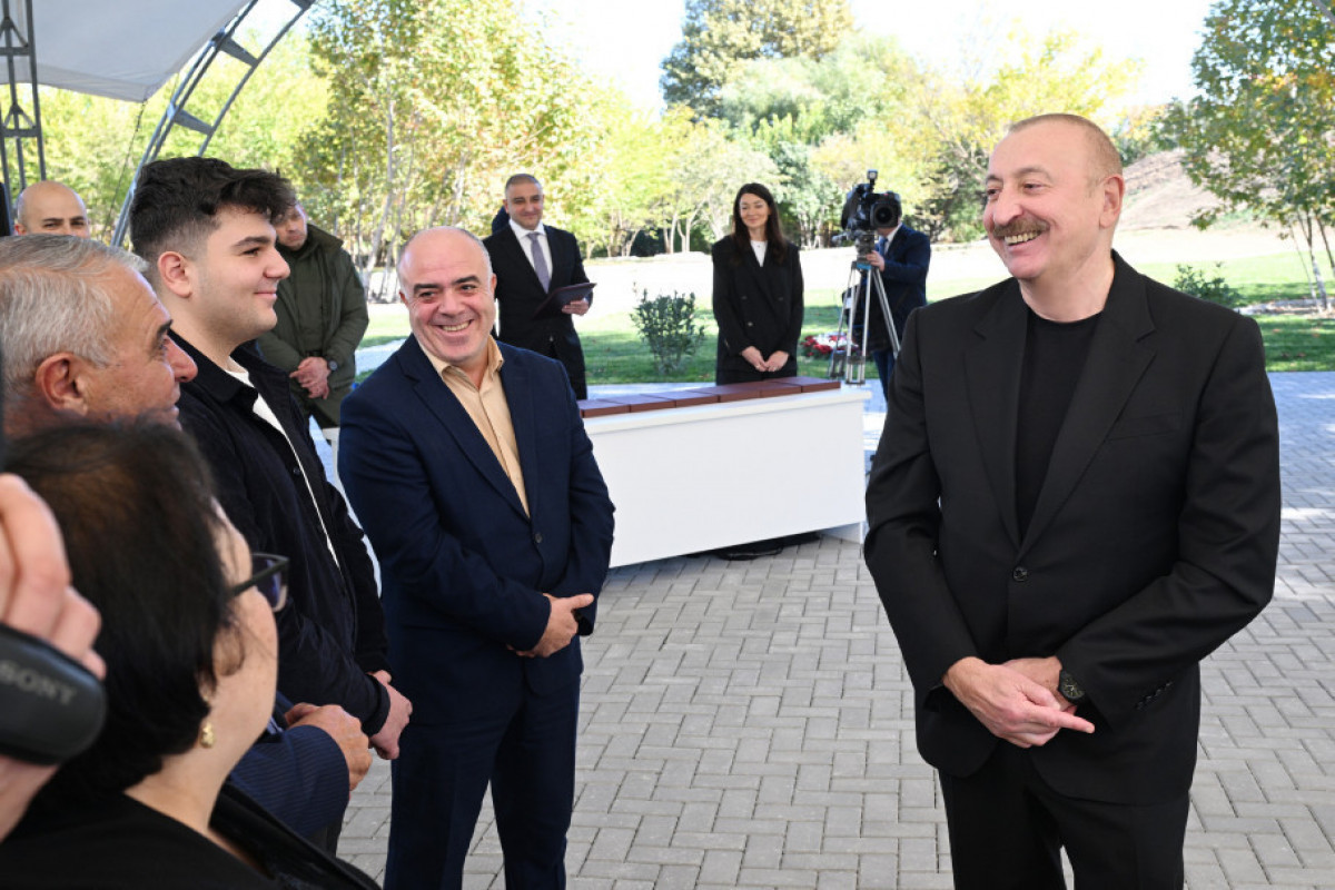 Le président azerbaïdjanais présente les clés des appartements aux habitants du village d’Horovlou