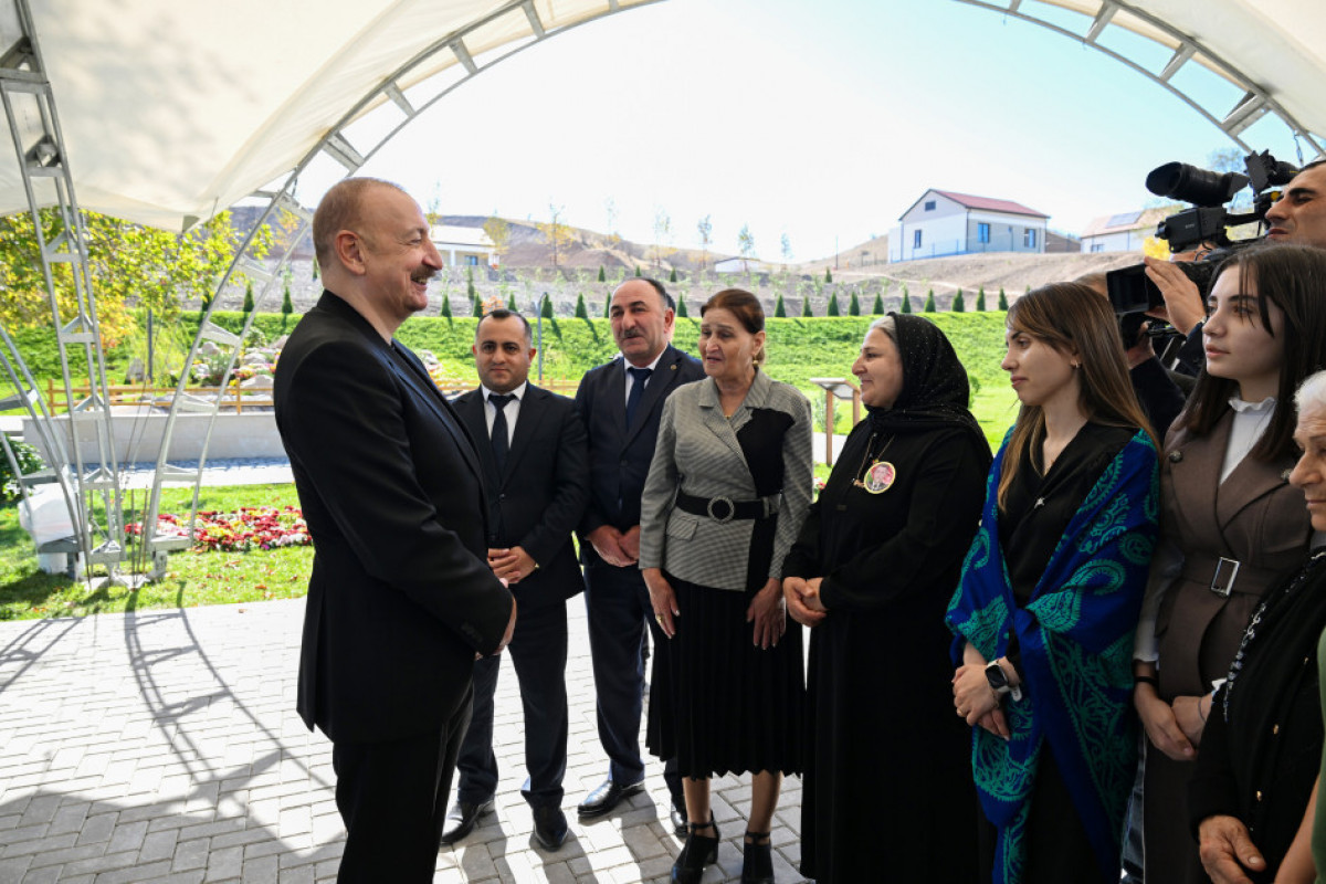 Le président azerbaïdjanais présente les clés des appartements aux habitants du village d’Horovlou