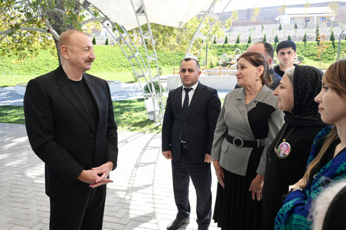 Le président azerbaïdjanais présente les clés des appartements aux habitants du village d’Horovlou