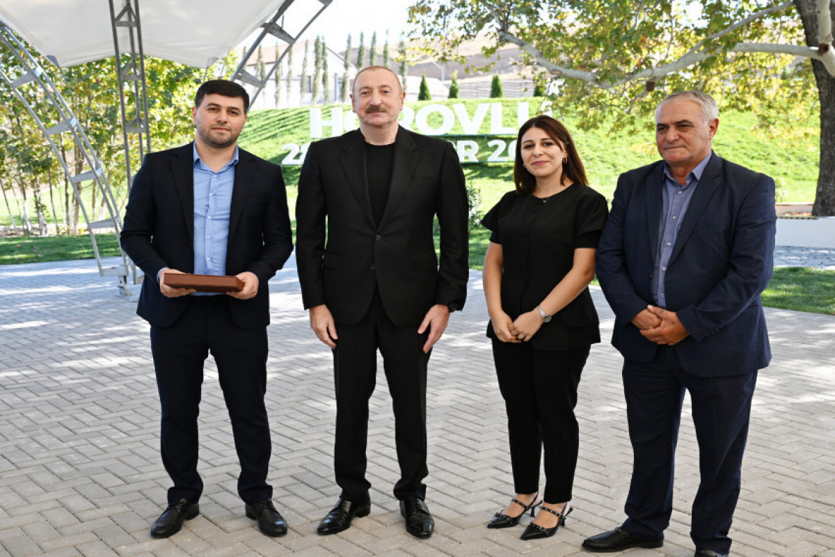 Le président azerbaïdjanais présente les clés des appartements aux habitants du village d’Horovlou