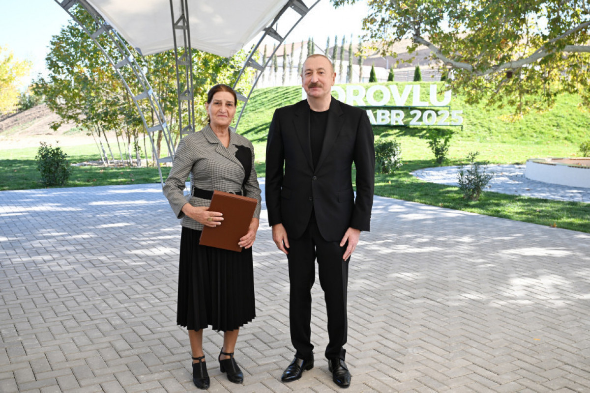 Le président azerbaïdjanais présente les clés des appartements aux habitants du village d’Horovlou