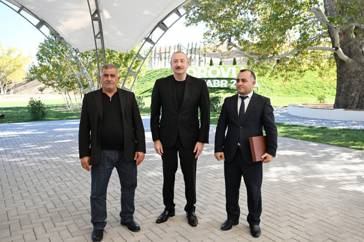 Le président azerbaïdjanais présente les clés des appartements aux habitants du village d’Horovlou