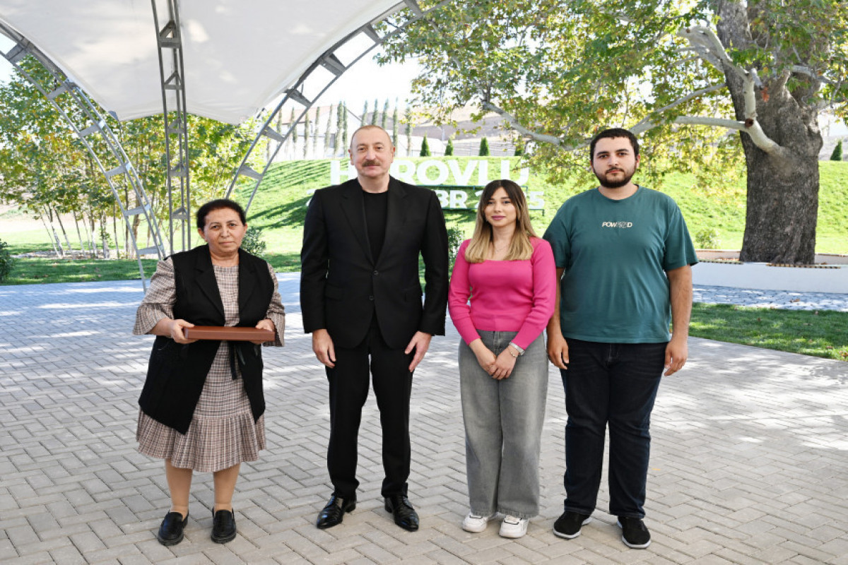 Le président azerbaïdjanais présente les clés des appartements aux habitants du village d’Horovlou