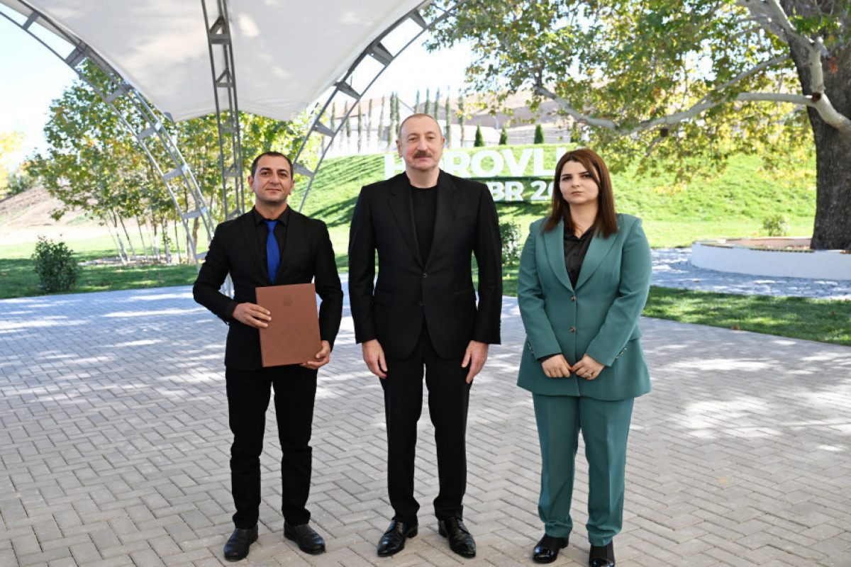 Le président azerbaïdjanais présente les clés des appartements aux habitants du village d’Horovlou