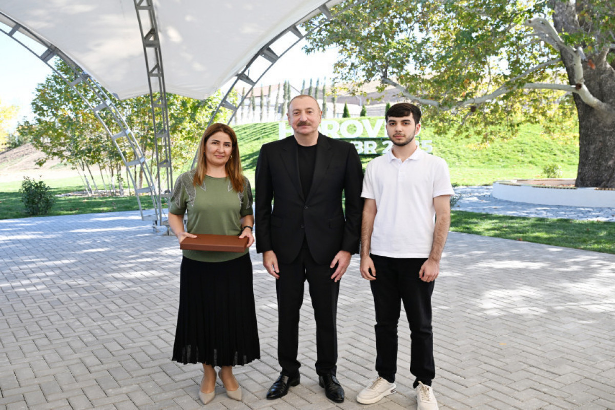 Le président azerbaïdjanais présente les clés des appartements aux habitants du village d’Horovlou