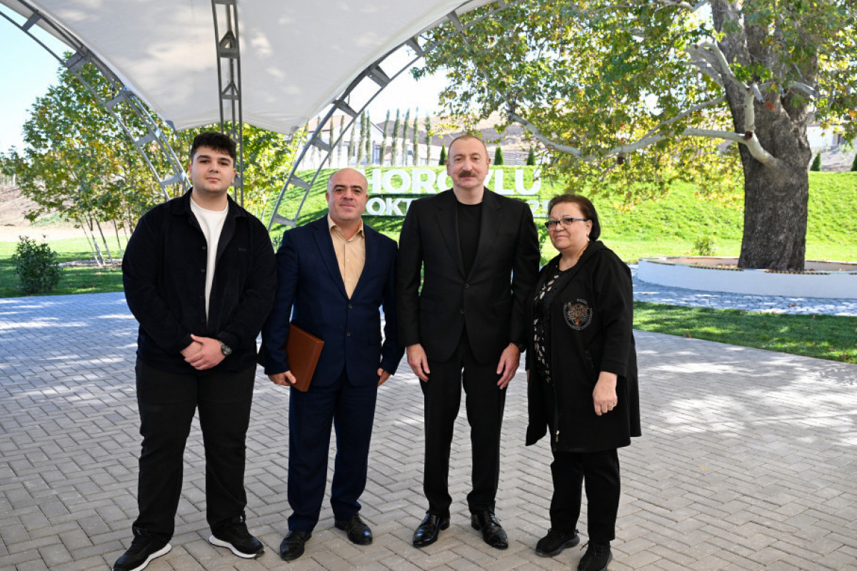 Le président azerbaïdjanais présente les clés des appartements aux habitants du village d’Horovlou