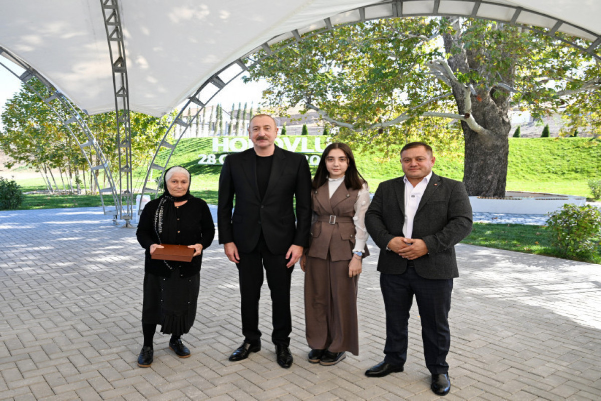 Le président azerbaïdjanais présente les clés des appartements aux habitants du village d’Horovlou
