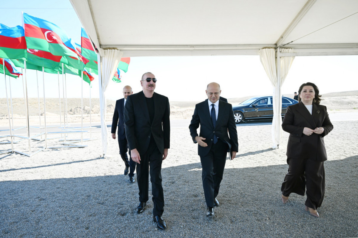 Le président Aliyev pose la première pierre des centrales solaires Şems et Ufuq dans la région de Djabraïl