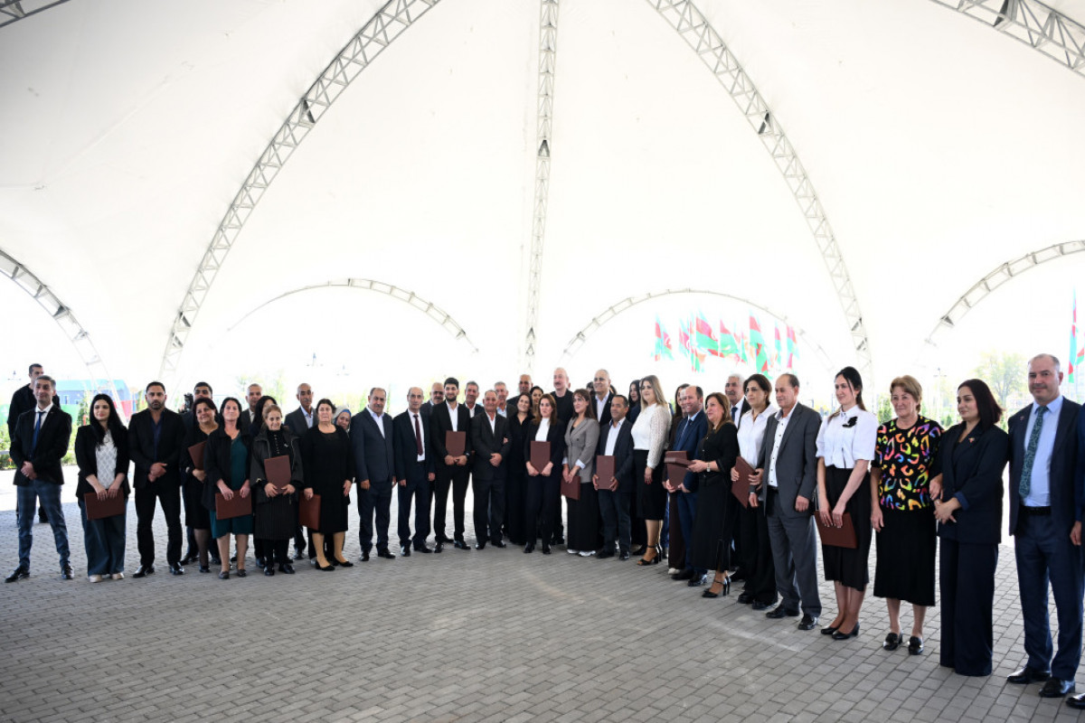 Ilham Aliyev remet les clés des appartements aux habitants des villages de Memmedbeyli et Aghaly de la région de Zenguilan