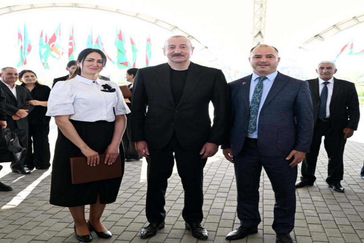 Ilham Aliyev remet les clés des appartements aux habitants des villages de Memmedbeyli et Aghaly de la région de Zenguilan