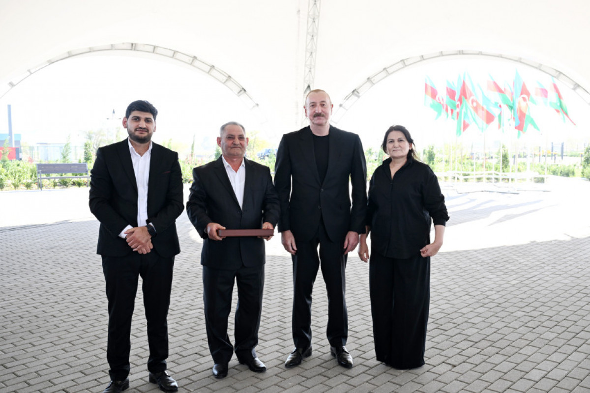 Ilham Aliyev remet les clés des appartements aux habitants des villages de Memmedbeyli et Aghaly de la région de Zenguilan