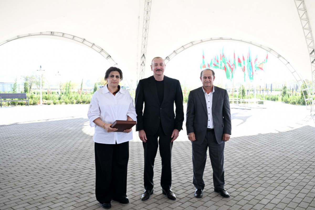 Ilham Aliyev remet les clés des appartements aux habitants des villages de Memmedbeyli et Aghaly de la région de Zenguilan