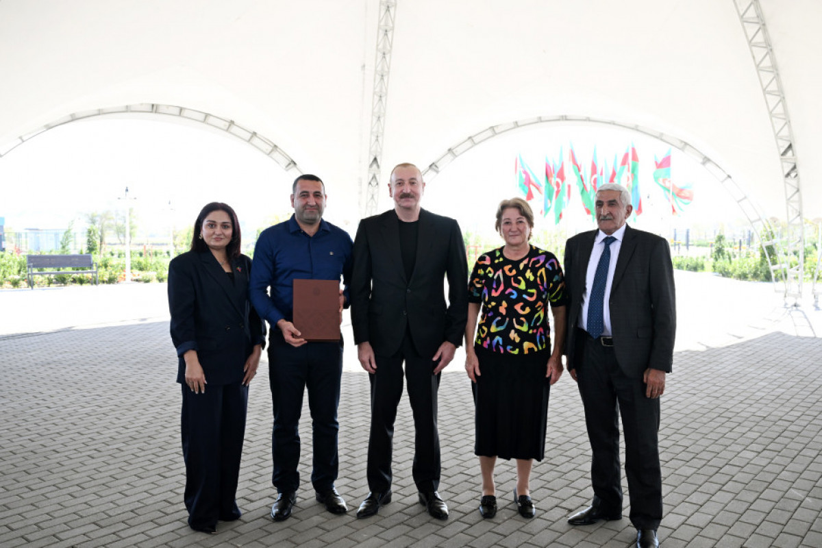Ilham Aliyev remet les clés des appartements aux habitants des villages de Memmedbeyli et Aghaly de la région de Zenguilan