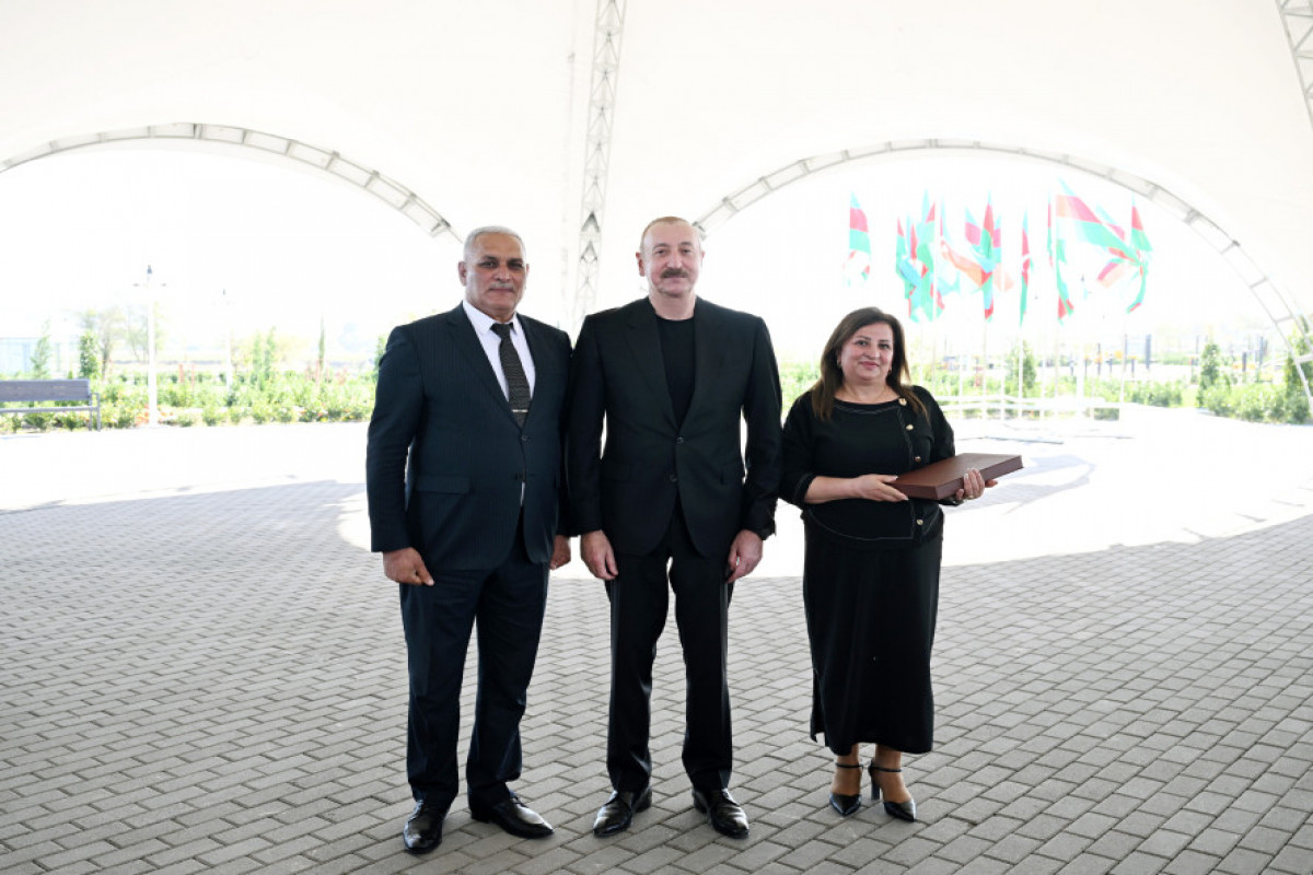 Ilham Aliyev remet les clés des appartements aux habitants des villages de Memmedbeyli et Aghaly de la région de Zenguilan