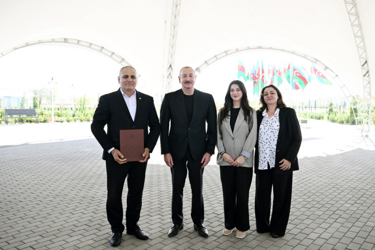 Ilham Aliyev remet les clés des appartements aux habitants des villages de Memmedbeyli et Aghaly de la région de Zenguilan