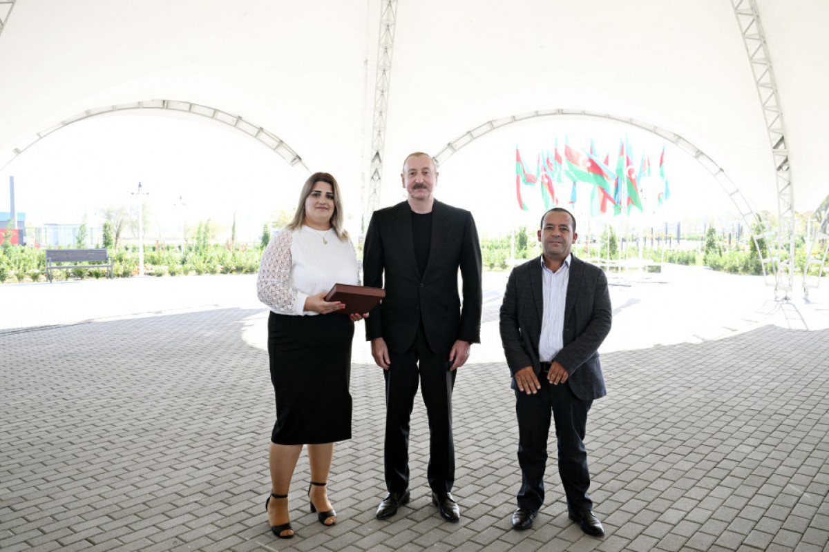 Ilham Aliyev remet les clés des appartements aux habitants des villages de Memmedbeyli et Aghaly de la région de Zenguilan