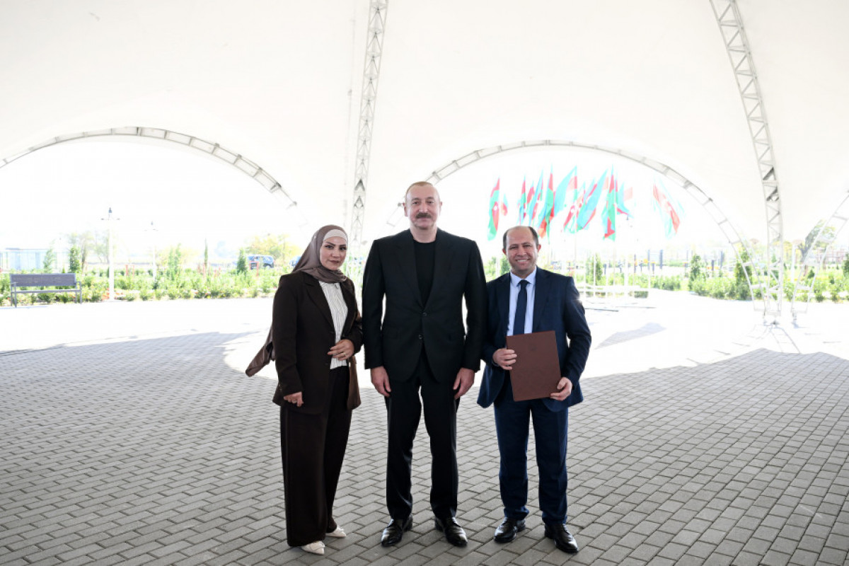Ilham Aliyev remet les clés des appartements aux habitants des villages de Memmedbeyli et Aghaly de la région de Zenguilan