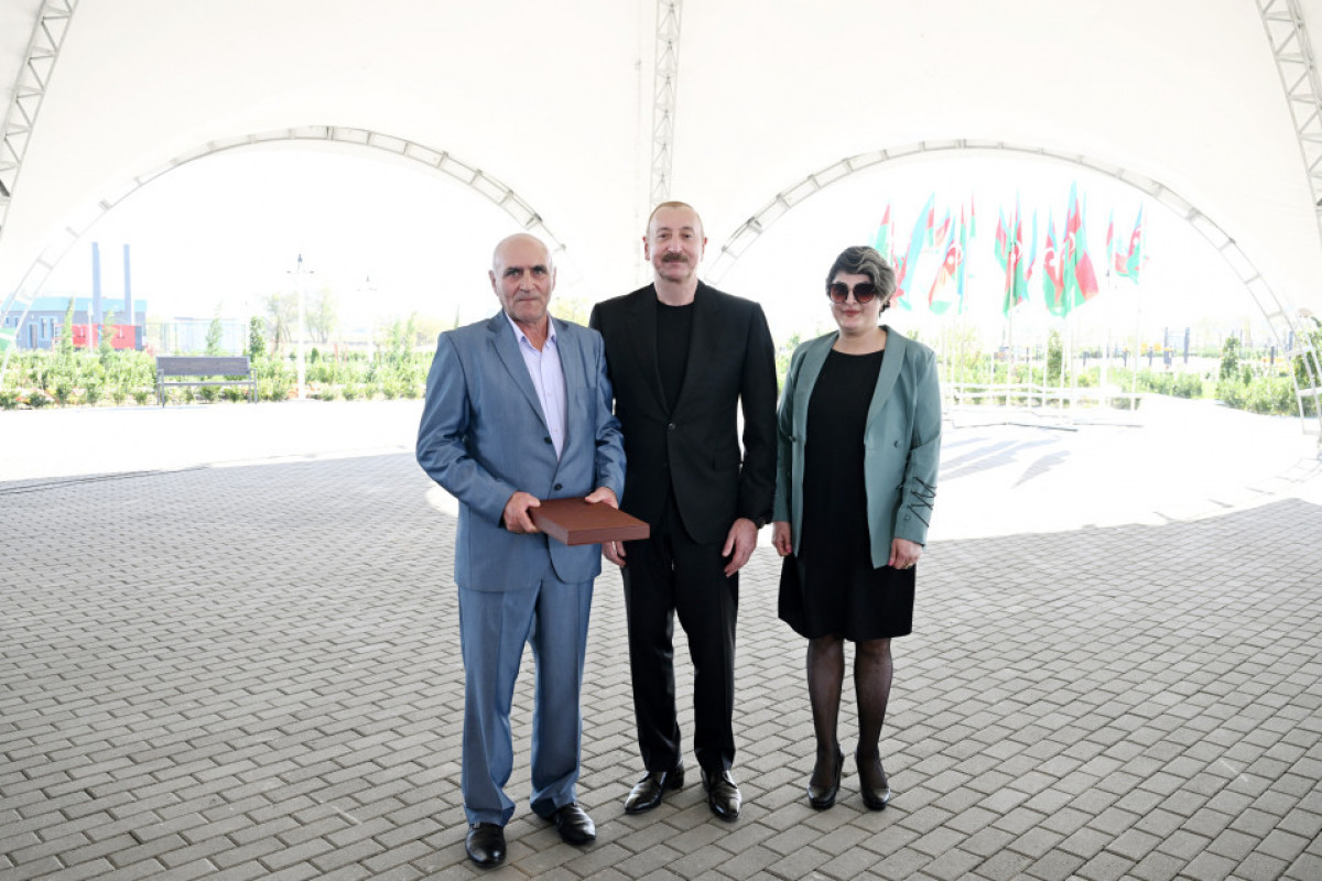 Ilham Aliyev remet les clés des appartements aux habitants des villages de Memmedbeyli et Aghaly de la région de Zenguilan