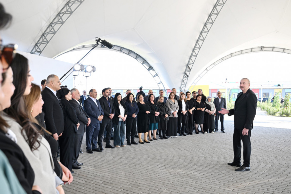 Ilham Aliyev remet les clés des appartements aux habitants des villages de Memmedbeyli et Aghaly de la région de Zenguilan
