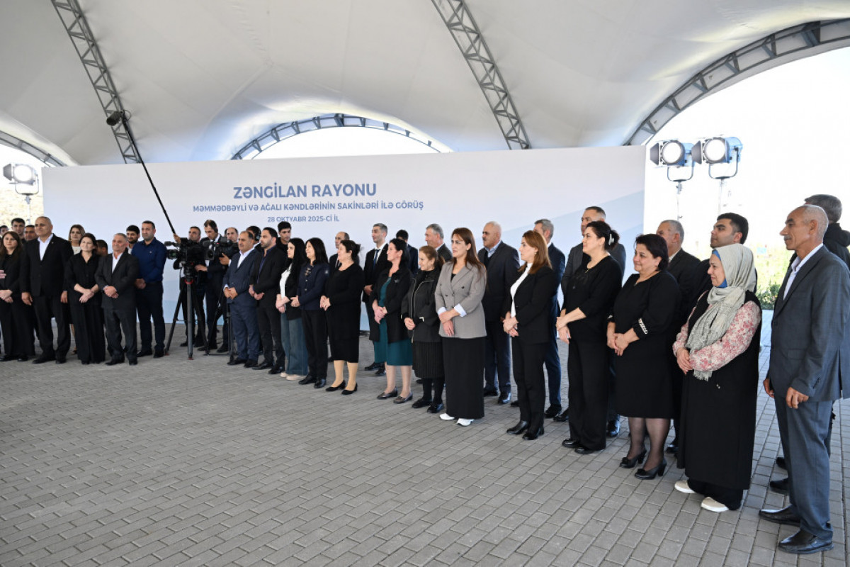 Ilham Aliyev remet les clés des appartements aux habitants des villages de Memmedbeyli et Aghaly de la région de Zenguilan