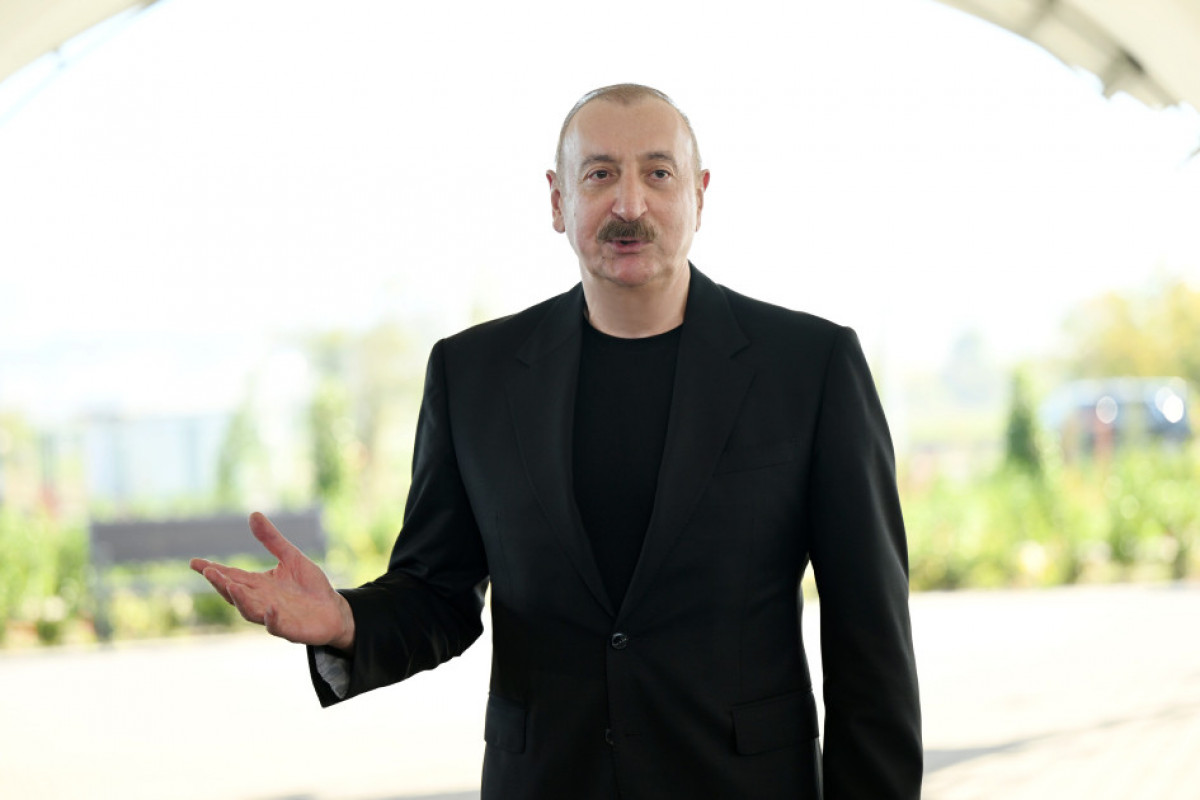 Ilham Aliyev remet les clés des appartements aux habitants des villages de Memmedbeyli et Aghaly de la région de Zenguilan