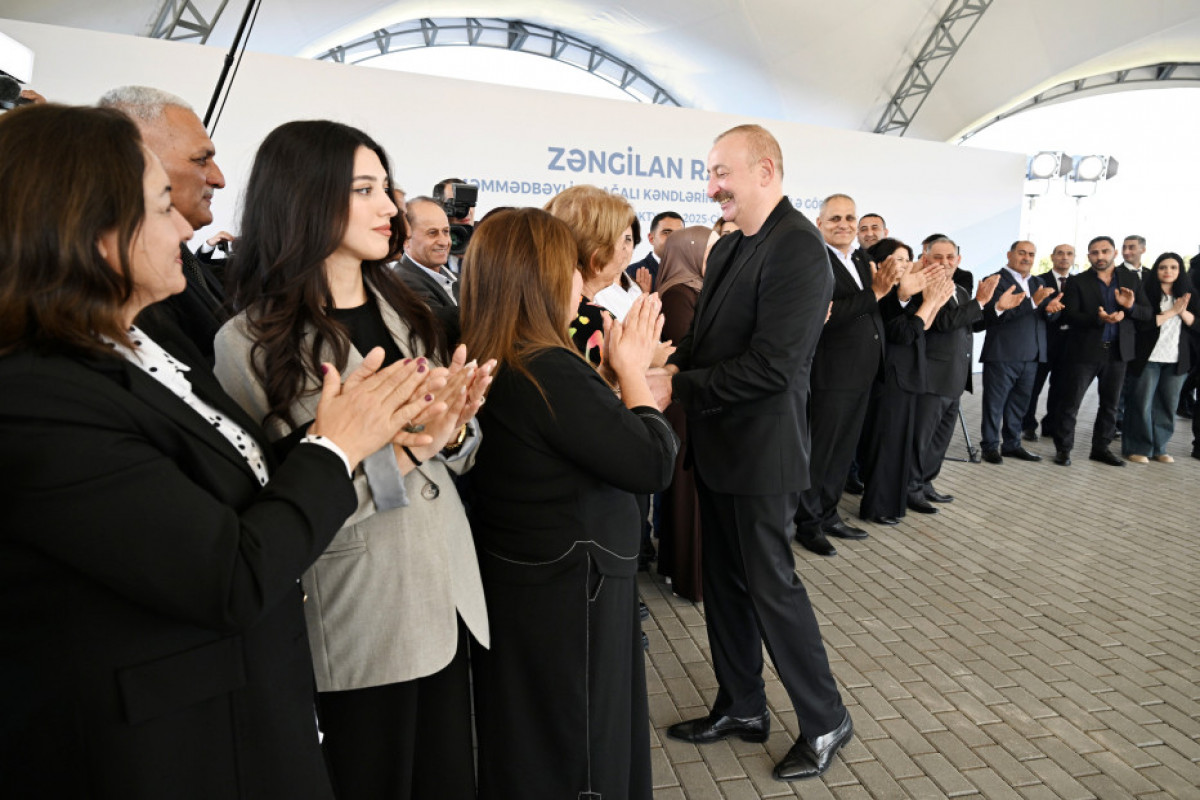 Ilham Aliyev remet les clés des appartements aux habitants des villages de Memmedbeyli et Aghaly de la région de Zenguilan