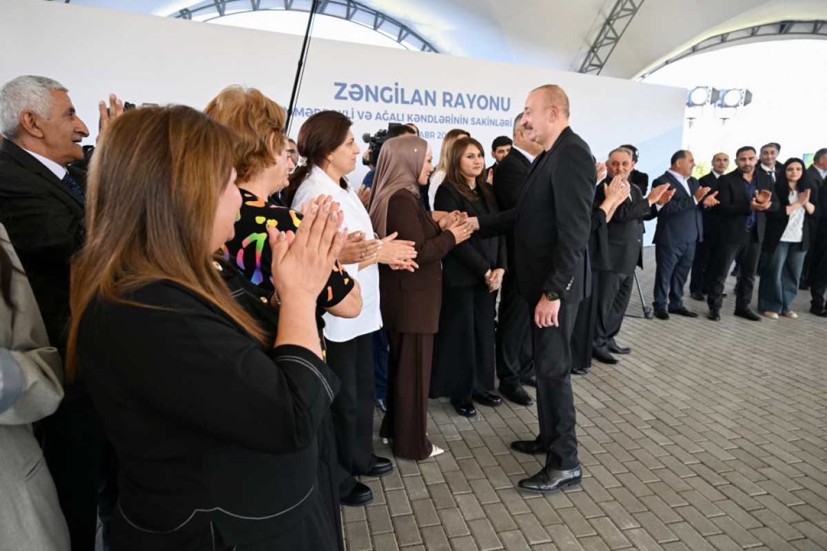 Ilham Aliyev remet les clés des appartements aux habitants des villages de Memmedbeyli et Aghaly de la région de Zenguilan