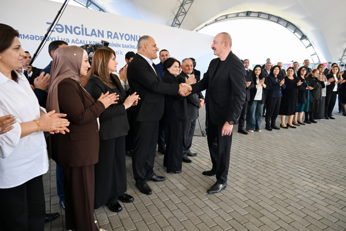 Ilham Aliyev remet les clés des appartements aux habitants des villages de Memmedbeyli et Aghaly de la région de Zenguilan