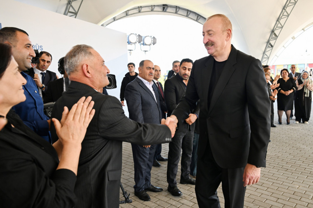 Ilham Aliyev remet les clés des appartements aux habitants des villages de Memmedbeyli et Aghaly de la région de Zenguilan