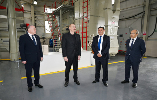 Président de la République d'Azerbaïdjan, Ilham Aliyev dans l'usine de transformation du coton à Sabirabad