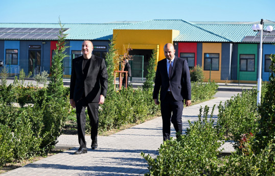 Ilham Aliyev remet les clés des appartements aux habitants des villages de Memmedbeyli et Aghaly de la région de Zenguilan