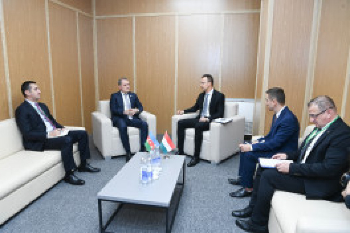 Les ministres des Affaires étrangères azerbaïdjanais et hongrois discutent du partenariat stratégique à Samarcande