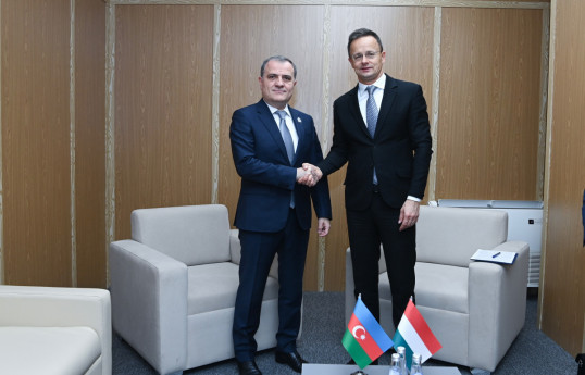 Ministres Djeyhoun Baïramov et Peter Szijjarto