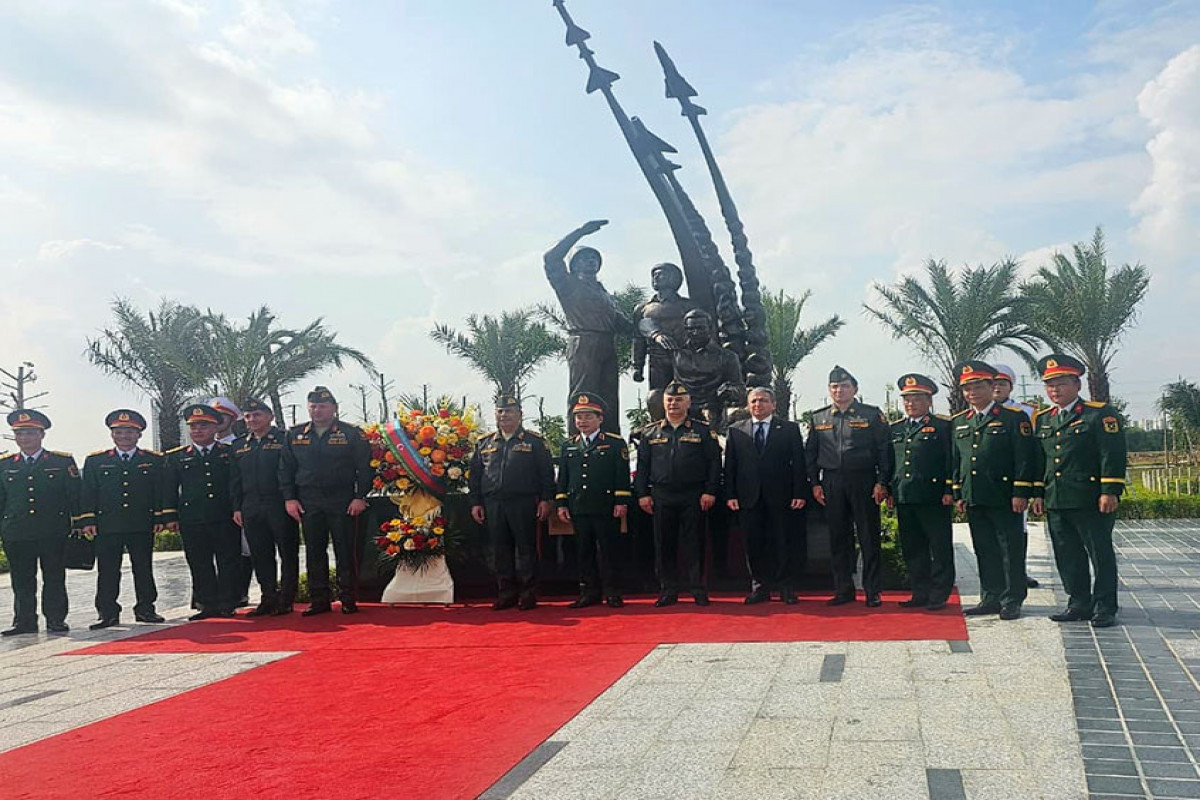 Le ministre azerbaïdjanais de la Défense en visite au Vietnam