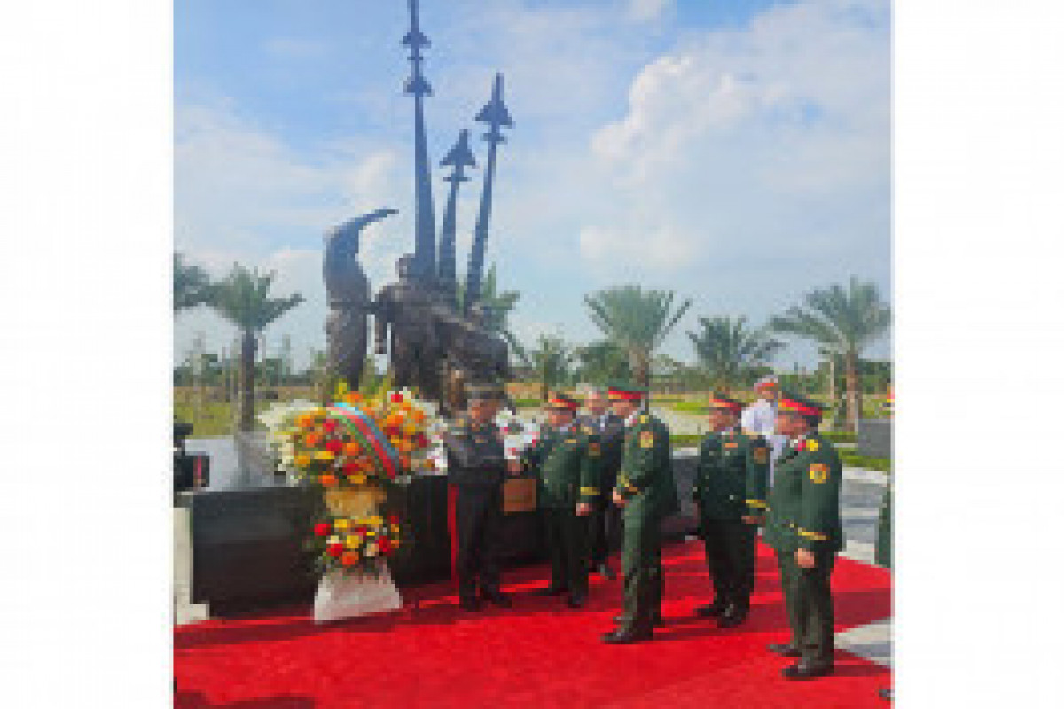Le ministre azerbaïdjanais de la Défense en visite au Vietnam