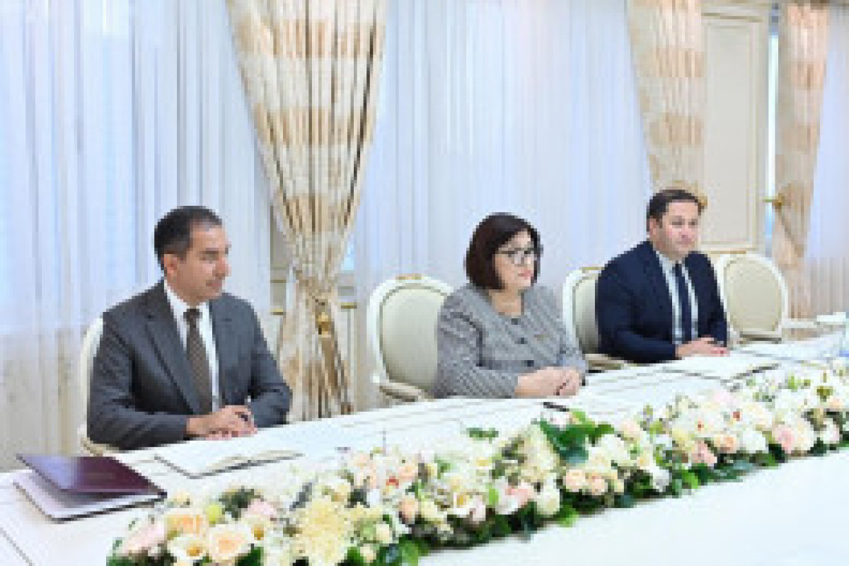 La présidente du Parlement azerbaïdjanais rencontre l'ambassadeur de Palestine et de Jordanie