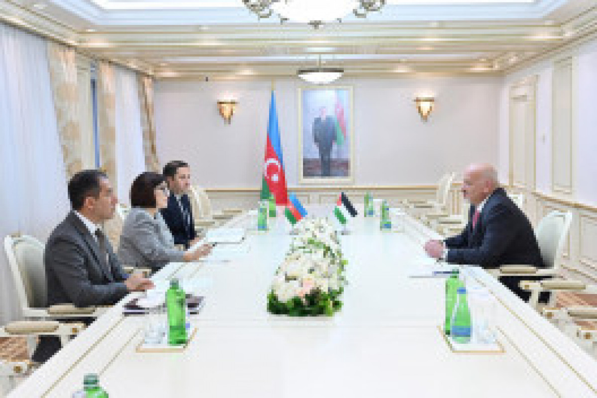La présidente du Parlement azerbaïdjanais rencontre l'ambassadeur de Palestine et de Jordanie