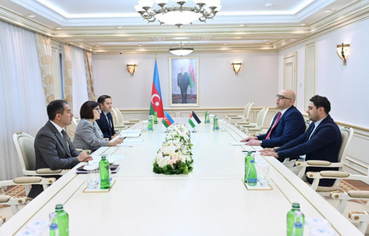 La présidente du Parlement azerbaïdjanais rencontre l'ambassadeur de Palestine et de Jordanie
