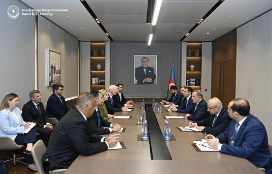 Le chef de la diplomatie azerbaïdjanaise rencontre des représentants de la mission commerciale américaine certifiée pour le Corridor central