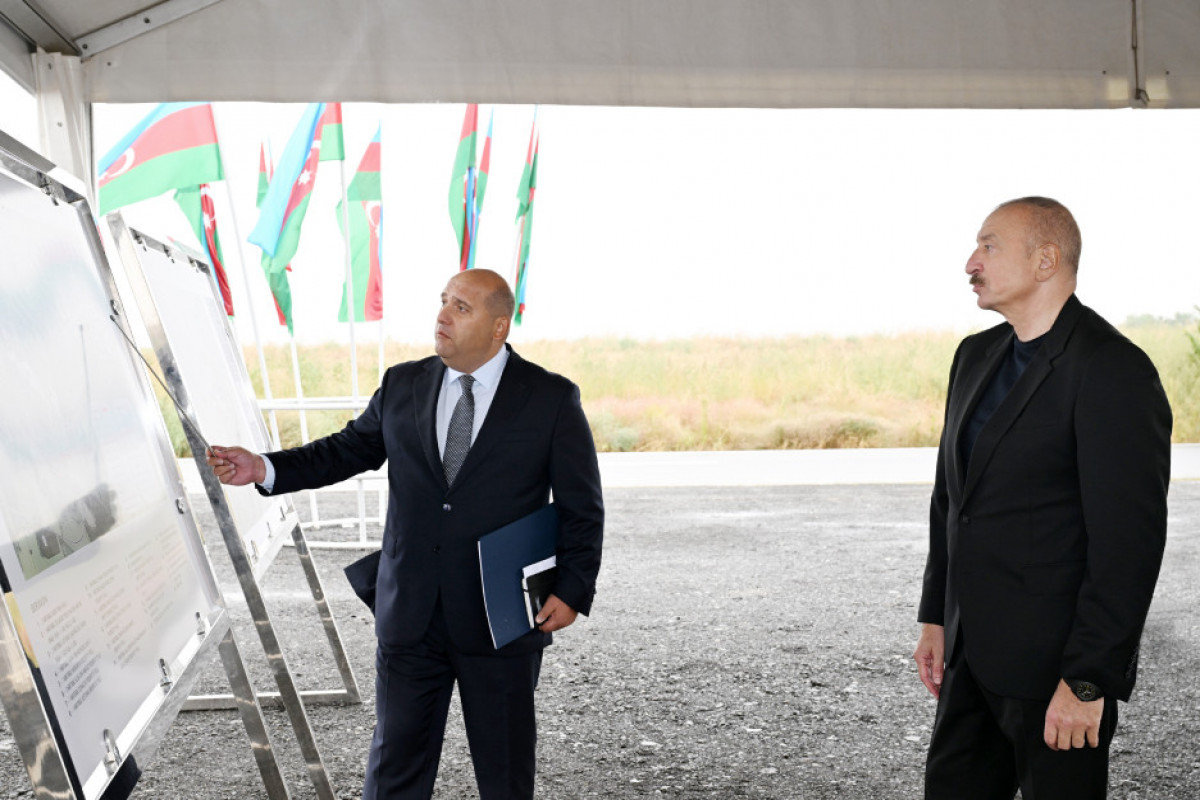 Le président de la Républiuque pose la première pierre du village de Garakhanbeyli de la région de Fuzouli