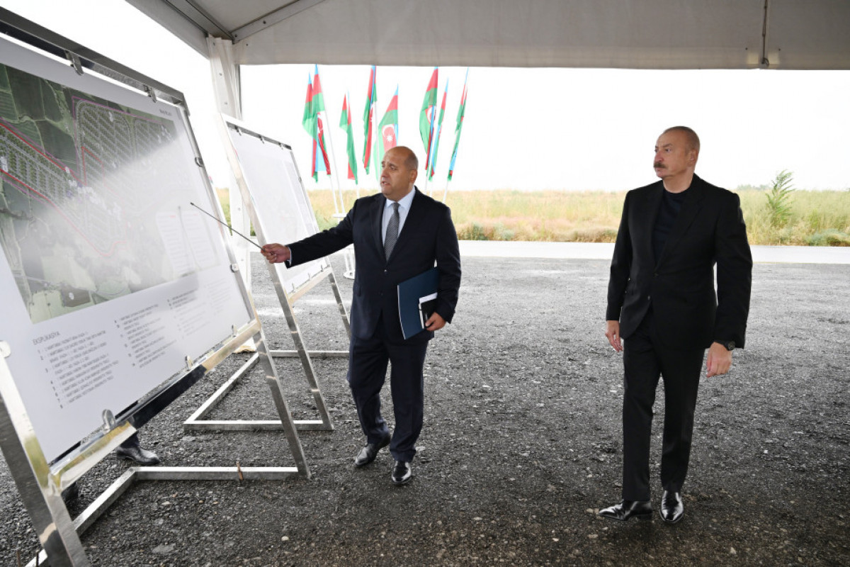 Le président de la Républiuque pose la première pierre du village de Garakhanbeyli de la région de Fuzouli